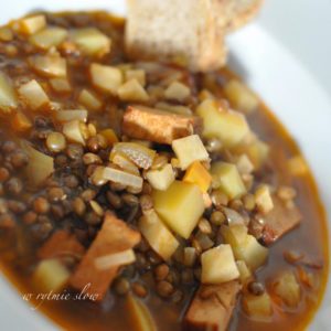 wegańska zupa z brązową soczewicą